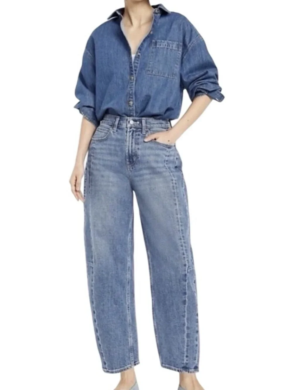 Old Navy High-Rise baggy Barrel Leg Jeans Size 4 medium wash trendy